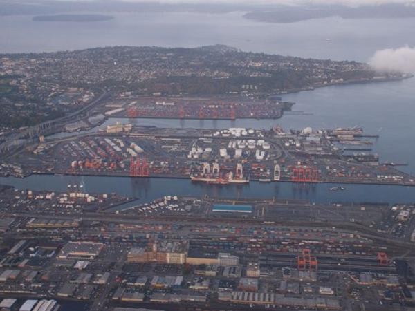 Harbor Island, Seattle Được xây dựng vào năm 1909, Habor Island là hòn đảo nhân tạo lớn nhất thế giới. Đảo có diện tích 395 mẫu Anh, được làm từ 24 triệu mét khối đất nạo vét từ sông Duwamish. Hòn đảo này là nơi đặt các khu công nghiệp, trạm xe lửa và sân vận động Seattle.